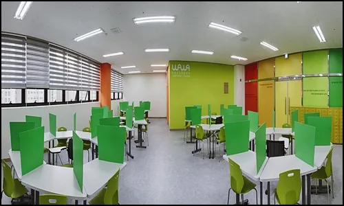 전국학원 개별 책상과 칸막이가 있는 학습 공간